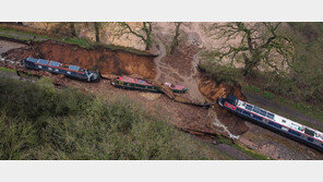 英 운하 싱크홀에 고립된 선박