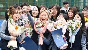 졸업장 들고 ‘찰칵’