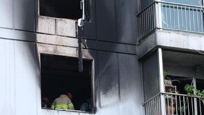 성탄 앞두고 방이동 아파트 화재…70대 부부 중상