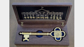 금관 받은 트럼프, 李대통령에 ‘백악관 황금열쇠’ 선물