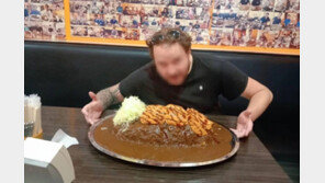 ‘14㎏ 카레 먹기’ 성공한 남성, 알고보니 주머니에 밥 숨겨 