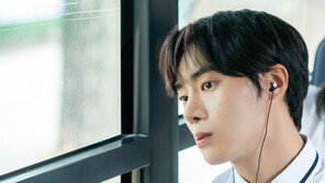 소년의 떨림, 청년의 망설임… 이 눈빛이 곧 서사