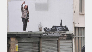 ‘얼굴 없는 예술가’ 뱅크시, 노숙 아동 그림 2점 공개