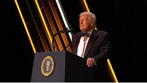 나비넥타이 맨 트럼프, MC로 깜짝 변신