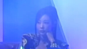 “선배 공연에 턱 괴고 無리액션”…지젤, ‘제니 무대’ 태도 논란에 해명