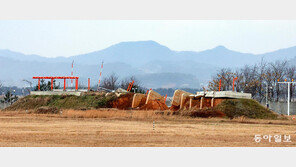 [단독]무안 제주항공 참사 1년… 활주로 위험시설물 여전