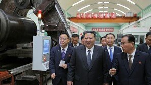 군수공장 찾은 김정은 “9차 당대회서 신규 군수공장 설립 결정”