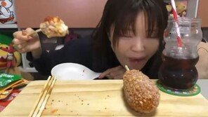“퉤” 핫도그 뱉다 딱 걸렸다…85만 먹방 유튜버 논란