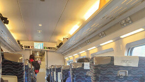 “SRT 빌런”…복도에 다리 ‘쭉~’ 음료수 흘리고 통행 방해 [e글e글]