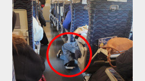 복도에 다리 뻗고 음료수 줄줄…‘SRT 빌런’ 눈총 [e글e글]