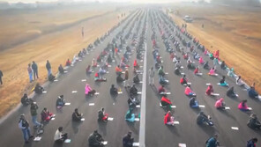 활주로에 인파 가득 왜?…印 취업난이 부른 진풍경