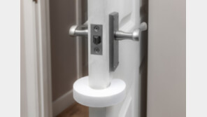 화장실 갇혔을 때 생존법…“최후에는 변기뚜껑” [알쓸톡]