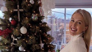 ‘32세 연상 남편’ 美 백악관 대변인, 둘째 임신…“크리스마스 선물”