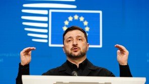 트럼프 “내 승인 없인 젤렌스키 아무 것도 못 한다”