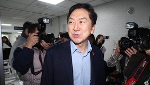 김 여사에 ‘로저비비에’ 선물 김기현 아내, 특검 출석…대가성 물음에 묵묵부답