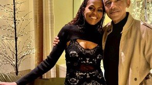 ‘이혼설 일축’ 오바마 부부…성탄절 맞아 다정한 사진 ‘눈길’