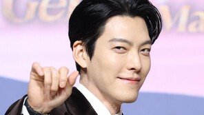 김우빈, 어린이 병동에 보낸 선물…산타가 된 새신랑