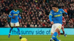 ‘황희찬 침묵’ 울버햄튼, 리버풀에 1-2 패배…개막 18경기 무승