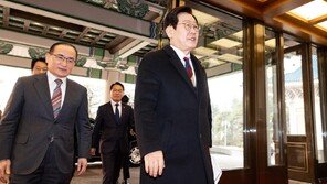 스트라이프 넥타이 맨 李대통령 청와대 첫 출근…靑시대 개막