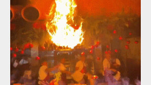 발리 식당 ‘불쇼’ 하다 천장까지 활활…아수라장 됐다