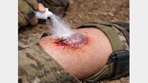 뿌리면 1초만에 지혈…카이스트 현역 소령이 개발 참여했다
