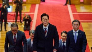 李, 靑지하벙커 찾아 안보 점검…춘추관 기자들엔 “통닭 사오겠다”