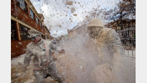 스페인 ‘밀가루 싸움’ 축제