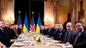 트럼프 “기자들 식사 대접한다고 좋게 안써줘, 더 나빠질 뿐”