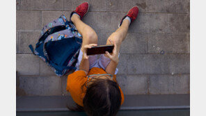 13살 전 스마트폰 받은 아동 잠 못 자고 뚱뚱할 위험 커