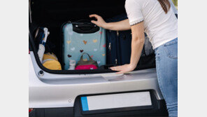 주차장서 후진 기어 놓고 내린 50대 女, 차에 깔려 숨져