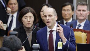 최민희 “동시통역기 착용하라” vs 쿠팡 임시대표 “제 통역사가 유능” 