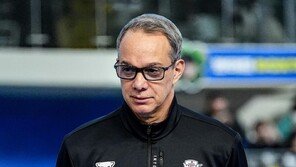 남자배구 우리카드, 파에스 감독과 결별…당분간 박철우 대행체제로