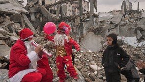 가자지구 폐허에 울려퍼진 광대의 선율