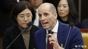 ‘국회 통역기’ 거부한 쿠팡 대표… “몽둥이도 모자라” 질타 쏟아져