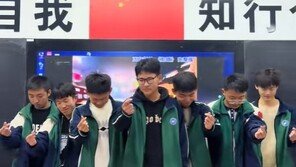 지각 벌이 춤이었다…中 남중생들의 교단 위 댄스 화제