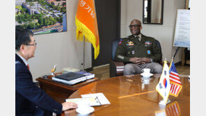 제이비어 브런슨 미 육군 대장, 백승주 전쟁기념사업회장과 환담