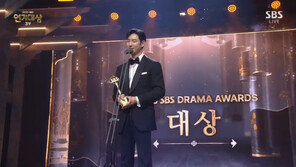 ‘대상’ 이제훈 “외롭고 힘든 순간 많았다” 울컥