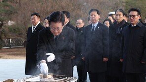 李대통령 현충원 참배… 방명록에 “함께 사는 세상”