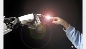 로봇의 손끝, 아이의 꿈에 닿다[청계천 옆 사진관]