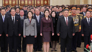 김주애, 김정은 대신 정중앙에…‘선대 안치’ 금수산궁전 첫 참배