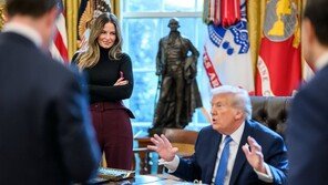 “세계에서 가장 아름다운 사진작가” WP, 트럼프 30세 보좌관 조명