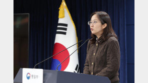 통일부 “김정은 딸 주애 행보, 주의 깊게 살펴볼 것”