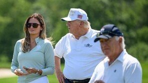 “가장 아름다운 사진작가”…트럼프 SNS 꽉잡은 ‘아이폰女’