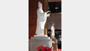 성군(聖君)과 명장(名將) 앞에서…[청계천 옆 사진관]