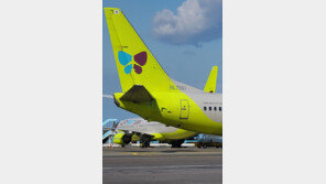 제주공항 이륙 앞둔 진에어 여객기에 연기…122명 대피