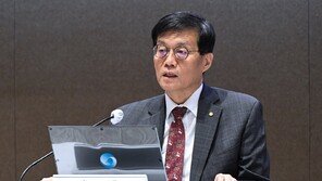 이창용 “한국경제 ‘K자형 회복’ 우려… 원화 휴지조각 된다는건 유튜버들 말”