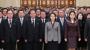 ‘센터’ 선 김정은 딸 주애, 금수산궁전 첫 참배