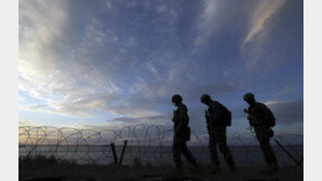  육군 모사단, 위병소 근무에 ‘총기 대신 삼단봉 휴대’ 지침 내렸다 철회