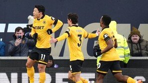‘황희찬 1골1도움’ 울버햄튼, EPL 개막 20경기 만에 첫 승