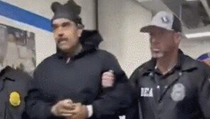 뉴욕 마약단속국으로 연행된 마두로…요원과 새해인사 나누기도
